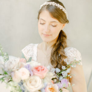 Coiffure Mariée thème Bridgerton avec un chignon à fleurs élégant