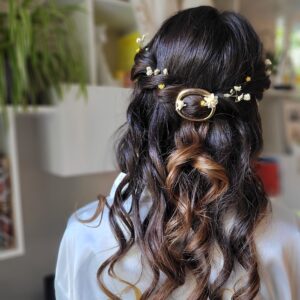 préparatif coiffure mariée - wavy avec torsade agrémentée de fleures